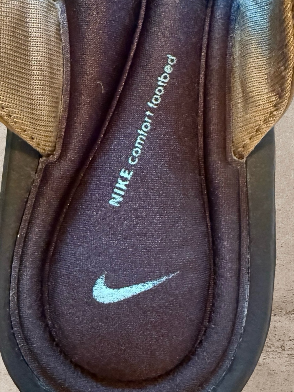🥥 NIKE Tan and Black Cushioned Flip Flop Sandals - Picture 6 of 7